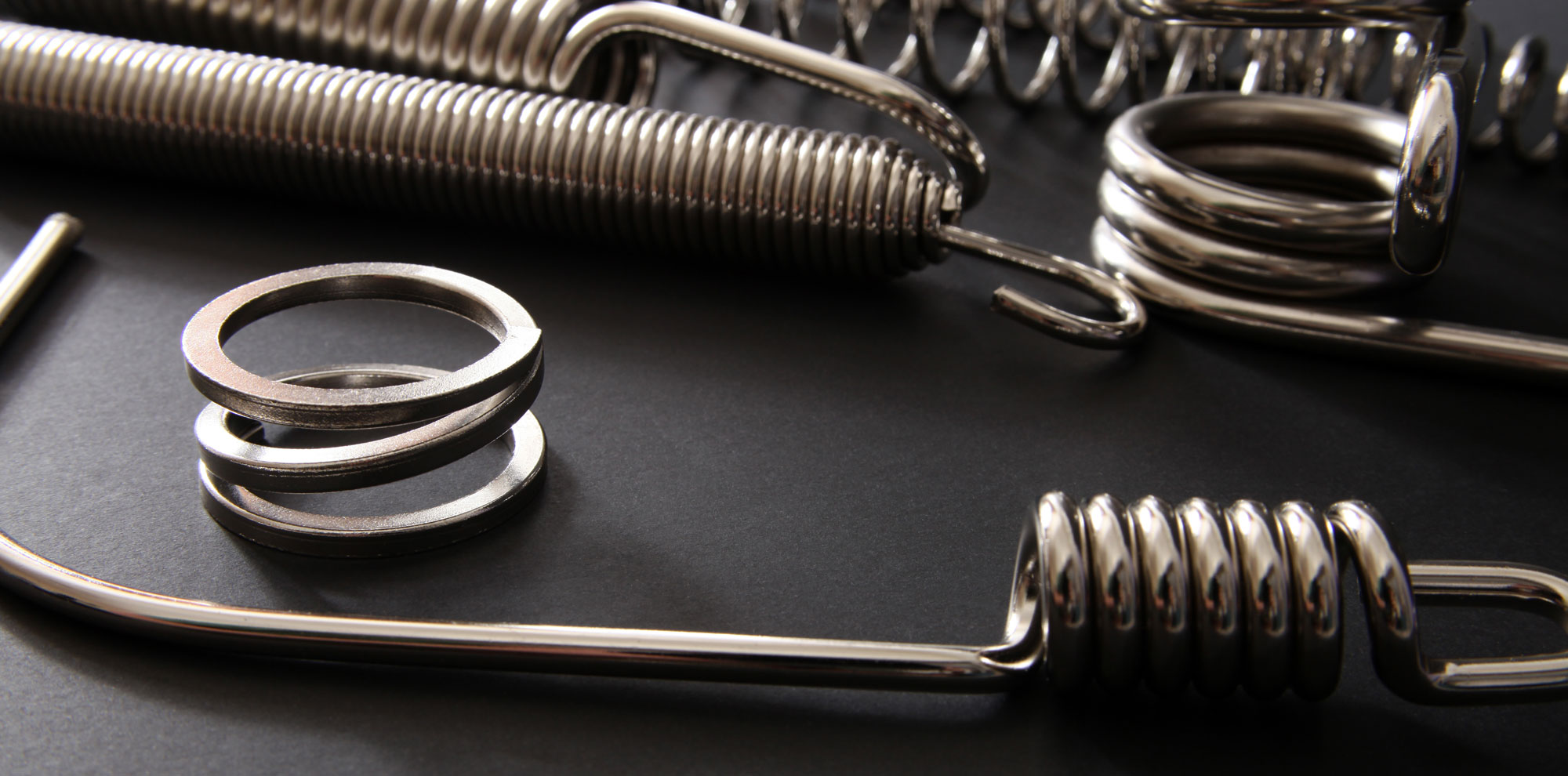 Metallfedern in verschiedenen Größen